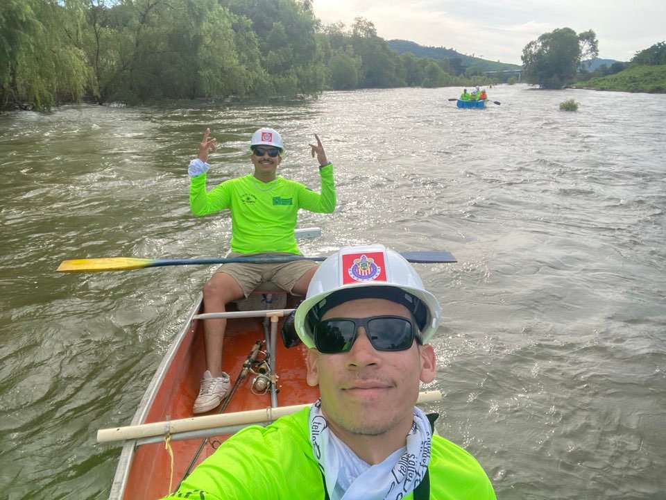 Equipo conversando antes de una jornada de pesca deportiva