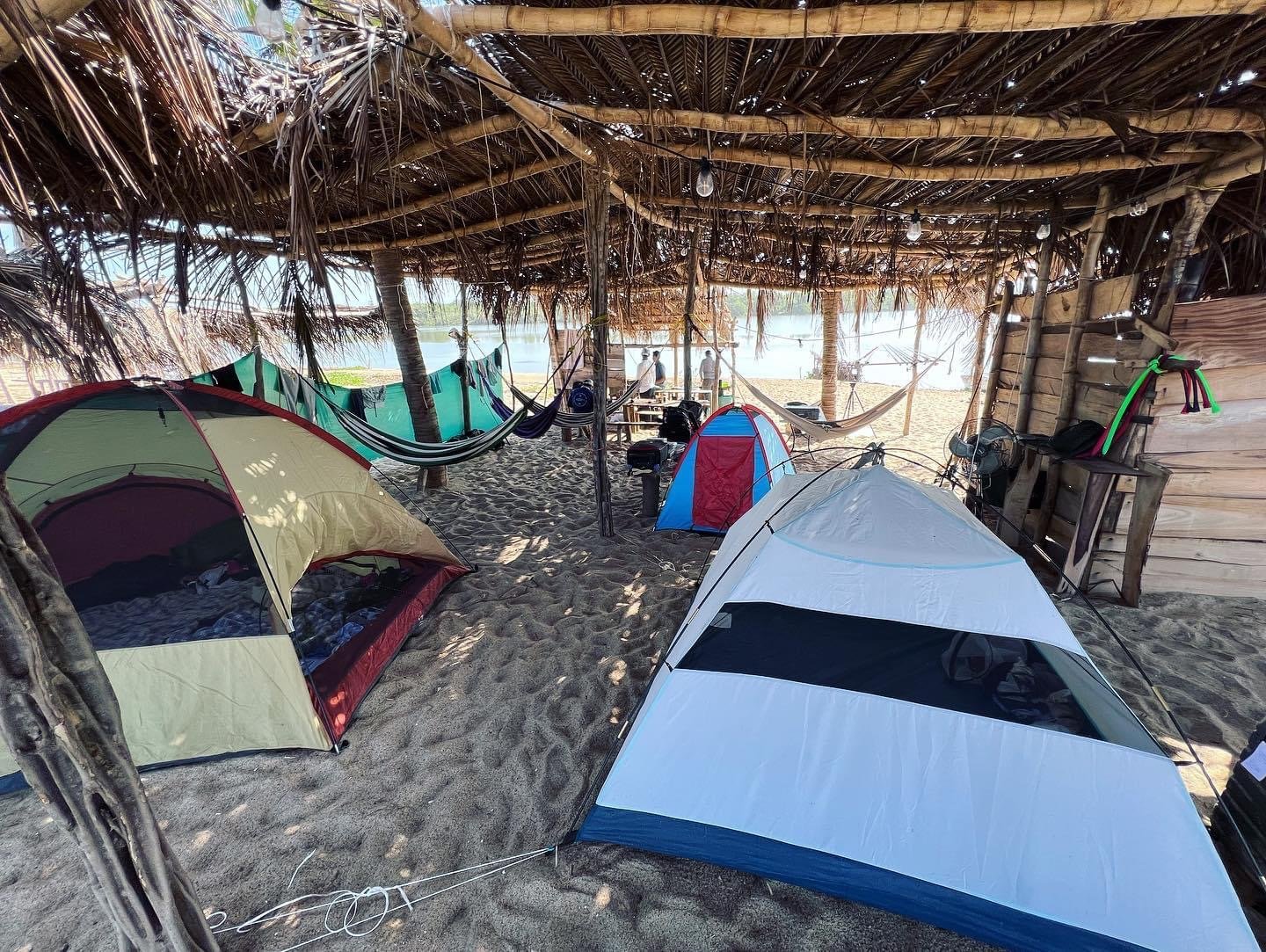 Campamento frente al mar durante una expedición Tellos Fishing